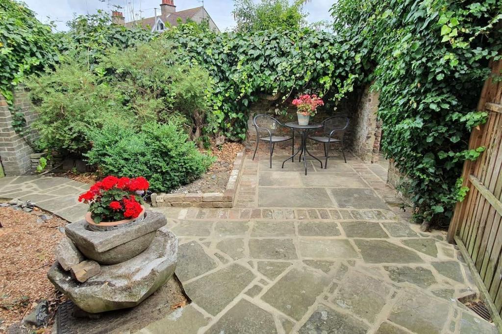 Beautiful 1 Bedroom Cottage With Courtyard. Deal Kültér fotó